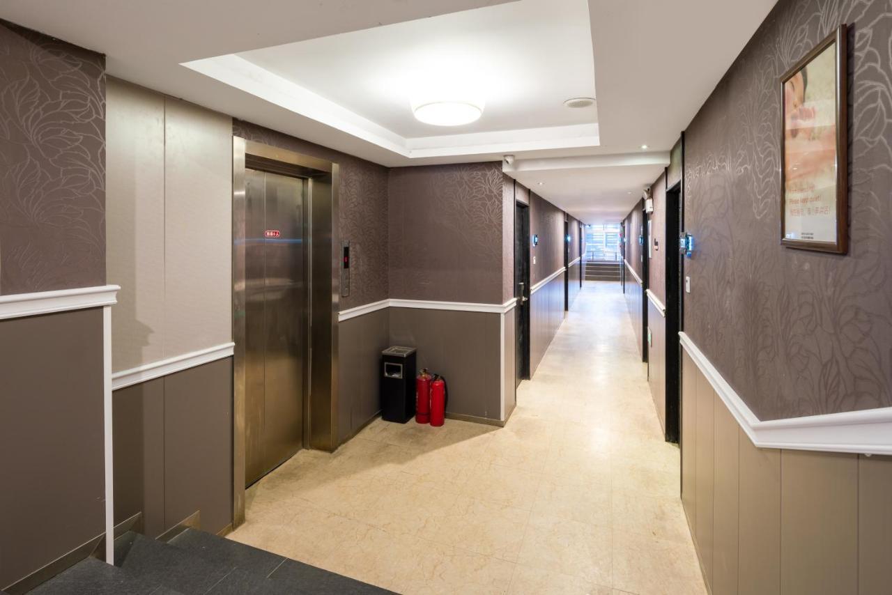 Spring Time Hostel--Nearby Tiananmen Square & Forbidden City & Wangfujing Street & Line 5,6 Subway Nearby,Free Wifi Peking Exteriér fotografie
